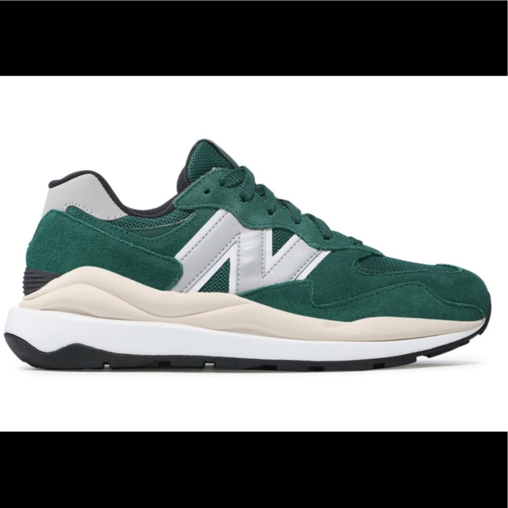New Balance 37/40!! Brand new never worn! Comes with box